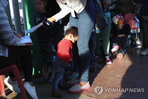 美 억류 '불법 이민자 자녀' 7만명…역대 최고치