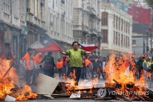 '시위 장기화' 칠레, 페소화 가치 급락…불확실성 커져(종합)