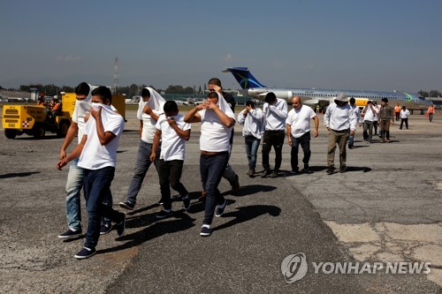 "미국의 이민자 아웃소싱"…온두라스 이민자 과테말라로 보내