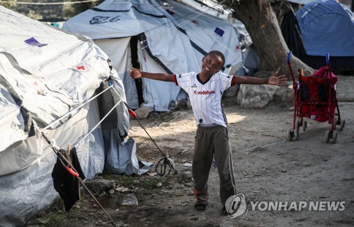 그리스, '최악 난민캠프' 폐쇄·수용소 전환…"강경 선회"