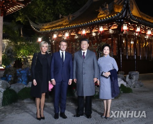 시진핑 '마크롱 극진대우'…부부동반 정원산책·전통극 관람