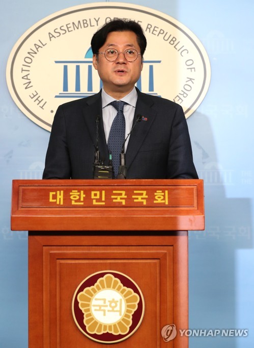 與 "한국당, 계속 불공정·부패의 편에 설 것인지 결정하라"