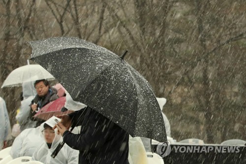 중부지방 가끔 비 '결빙주의'…서울은 첫눈 관측