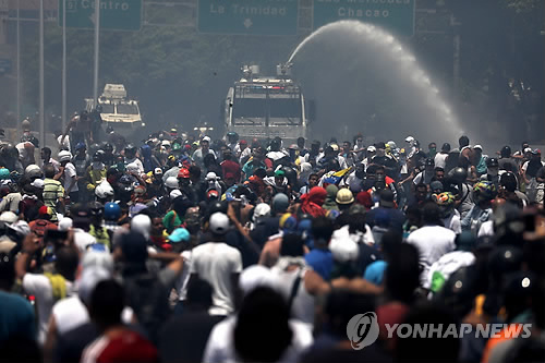 볼리비아 대통령 퇴진에 좌우로 극명하게 갈라진 중남미