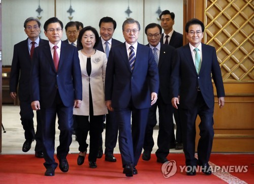 文대통령-여야 대표 4개월만에 회동…꽉 막힌 정국 풀릴까