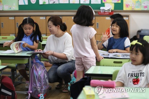 인권위 "기간제 교사도 정규교원과 똑같이 복지점수 산정해야"