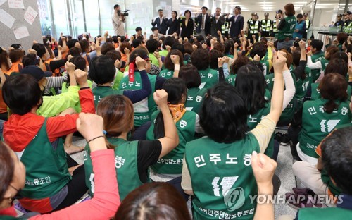 도로공사, 점거농성 톨게이트 노동자들에 1억원 손해배상 청구