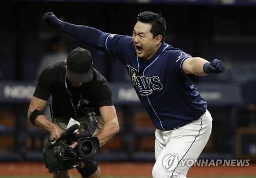 프리미어12 보러 온 MLB 최지만 "저도 뛰고 싶었지만"