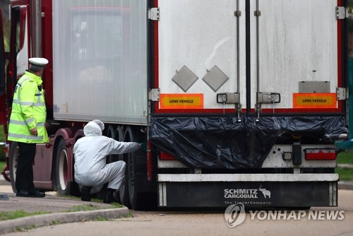 '英 밀입국 비극' 베트남인 39명 시신 인계 난항