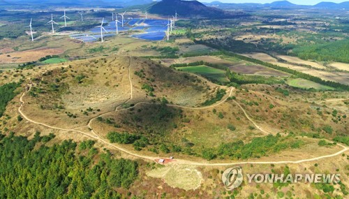 [#꿀잼여행] 제주권: 가을의 끝자락, 은빛 억새 만발한 '오름' 그 곳엔…