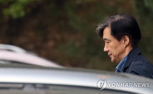 검찰, 조국 계좌추적·연구실 압수수색…증거수집 주력