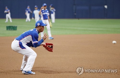 잠시 쉬는 최정이 3루수 허경민에게…"너만큼 잘하는 선수 없어"