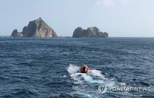 수색 당국 "독도해역 추락 헬기 동체 추정 물체 찾아"