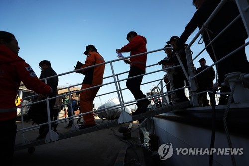 '끝 모를 눈물 속 부축받으며'…가족들 사고해역 방문