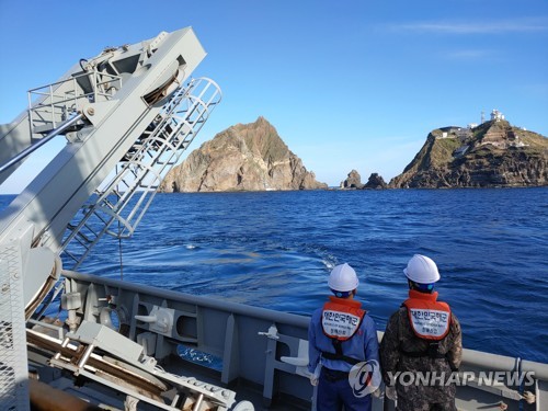 속도 내는 '독도 추락헬기' 실종자 수색…동체 인양도 검토