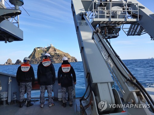 속도 내는 '독도 추락헬기' 실종자 수색…동체 인양도 검토