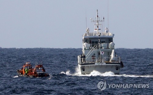 하늘에서 바다에서…헬기 추락 독도해역 전방위 수색