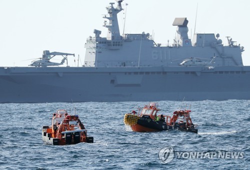 [일문일답] 해경 "독도 추락헬기 실종자 시신 3구, 포화잠수로 인양"