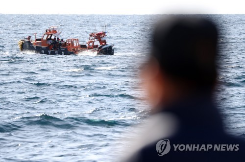 하늘에서 바다에서…헬기 추락 독도해역 전방위 수색