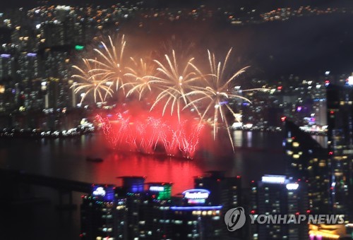 부산 가을 밤바다 화려한 불꽃으로 수놓았다