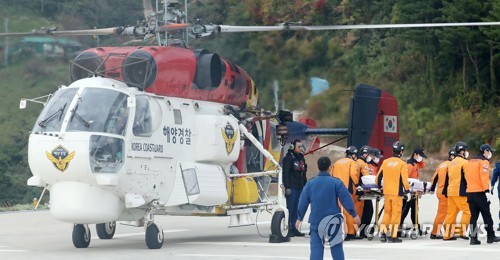 나흘 만에 인양된 헬기 '처참'…동체 내 실종자 인양 중 유실