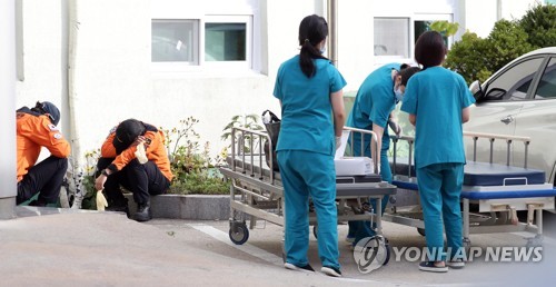 나흘 만에 인양된 헬기 '처참'…동체 내 실종자 인양 중 유실