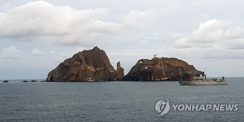 나흘 만에 인양된 헬기 '처참'…동체 내 실종자 인양 중 유실