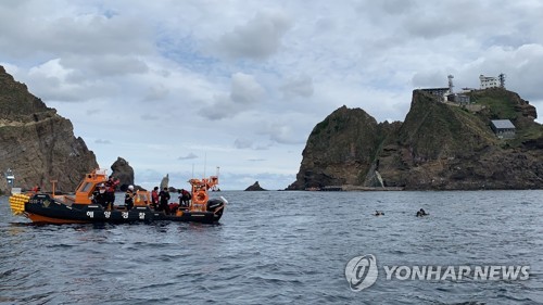 추락헬기 실종자 야간 해상수색…기상 호전 시 잠수자원 총동원