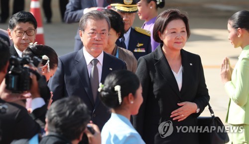 文대통령, 아베와 4개월 만에 조우…아세안 갈라만찬서 인사