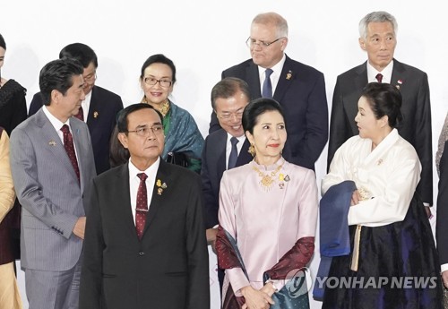 日언론 '文-아베 조우 주목…"웃는 얼굴 수초 접촉"