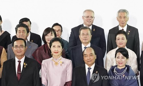 文대통령, 오늘 '아세안 정상회의'…日 아베와 다시 대면할까