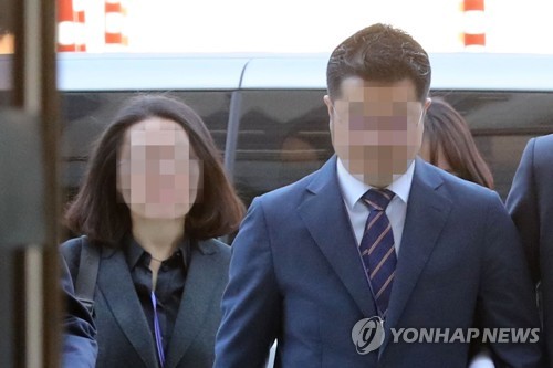 '인보사 의혹' 코오롱생명 임원 2명, 7시간 구속 심사