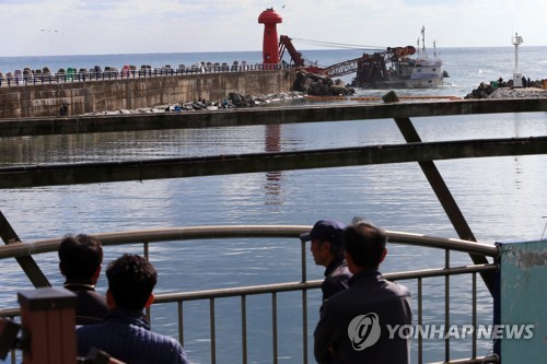 표류 바지선 양양 기사문항 입구에 좌주…어민들 대책 마련 촉구