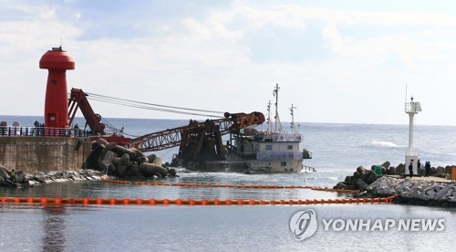 표류 바지선 양양 기사문항 입구에 좌주…어민들 대책 마련 촉구