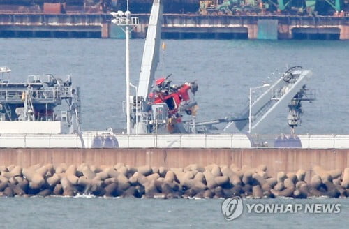 실종자 가족들 "'펑' 소리 후 추락 영상 봤다"…해경은 부인