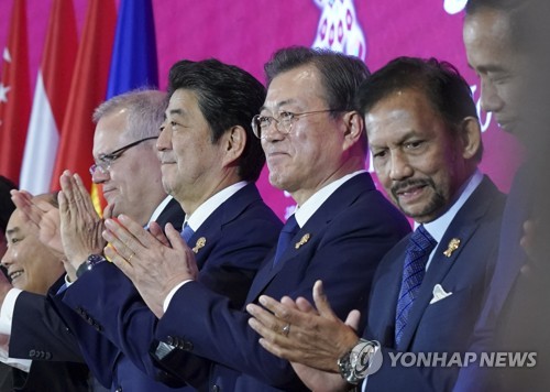 文대통령 "日아베와 대화 시작될 수도 있는 의미있는 만남 가져"