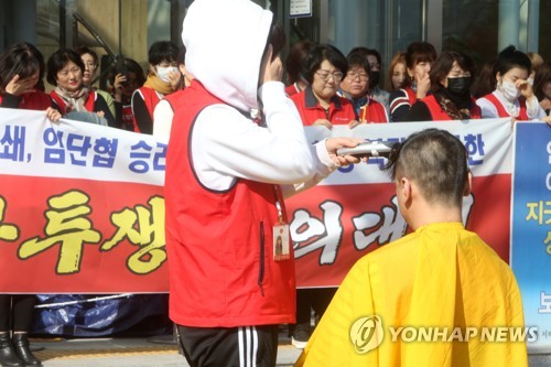 "우리도 존중받아야"…콜센터 상담원들 '눈물의 삭발 투쟁'