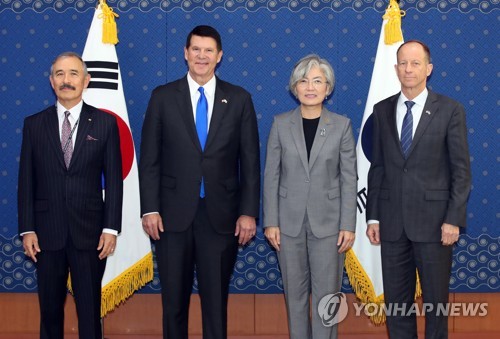 강경화, 美크라크·스틸웰 접견…한일갈등 해법찾기 노력 설명(종합)