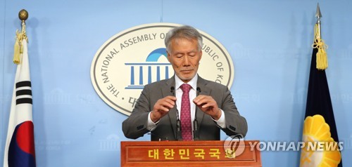 유민봉, 내년 총선 불출마 선언…"보수통합 본격화해야"(종합)