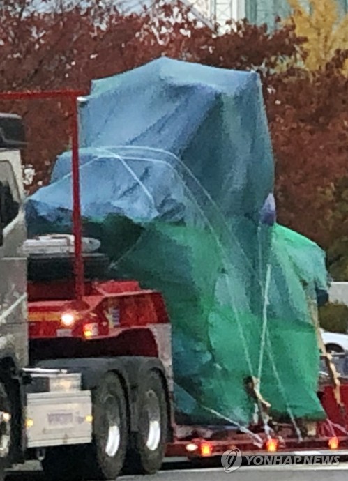 '독도 추락' 헬기 동체 김포공항 도착…정밀 조사 예정