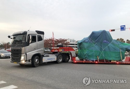 '독도 추락' 헬기 동체 김포공항 도착…정밀 조사 예정