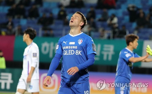 수원, 코레일과 FA컵 결승 1차전서 0-0 '헛심 공방'