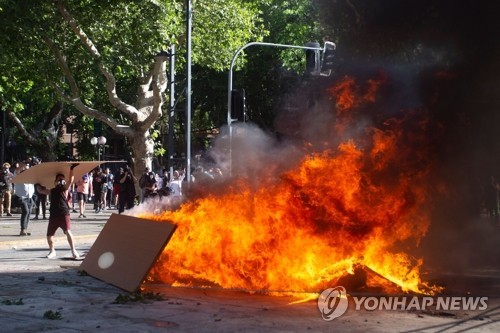 칠레 대통령, 시위 장기화에 최저임금 인상 제안