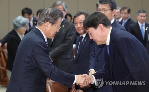 긴장한 채 잔뜩 허리 굽힌 尹…'조국 정국' 후 文대통령 첫 대면