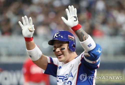 박병호가 웃으면 우리도 좋아! '뚝심' 김경문 감독 방긋