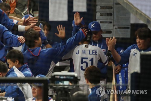 '드디어 터졌다!' 김재환, 3점포 작렬…한국 첫 홈런