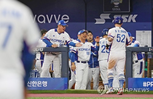 박병호가 웃으면 우리도 좋아! '뚝심' 김경문 감독 방긋