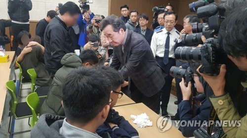 사고 열흘째…독도 추락 소방헬기 '차양막·들것' 발견