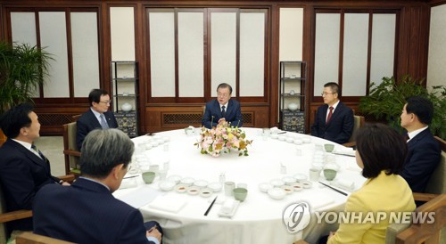 靑만찬서 선거제개혁 놓고 황교안-손학규 '고성'…文대통령 말려