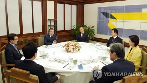 한국당, 靑 찾아 '민부론·민평론' 전달…"정책대전환 해달라"